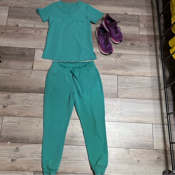 Scrub Set - Picture 2 of 7